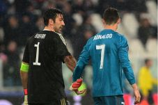 Buffon Bandingkan CR7...