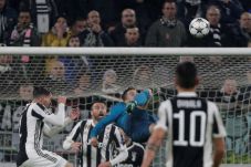 Ditepuki Publik Turin,...