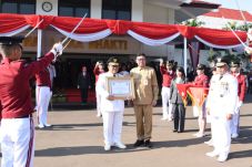 Aher Dianugerahi Bintang...