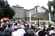 Massa Demo Sukmawati...