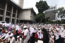 Protes Puisi Sukmawati,...