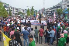 Demo Sukmawati, Ribuan...