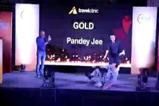 Raih Award, Pria Ini...