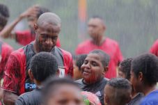 Mengangkat Pesepak Bola...