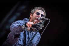 Live Forever Milik Oasis...