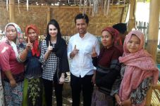 Emil Datang, Warga Gili...