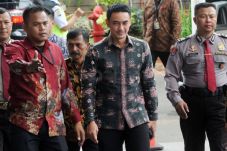 KPK Tahan Zumi Zola...