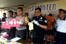 Lawan Petugas, Gembong...