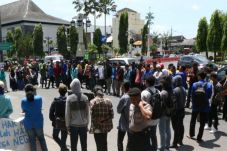 Tolak Digusur, Penghuni...