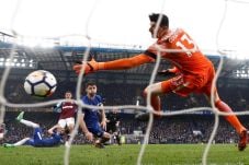 Mantan Striker MU Gagalkan...
