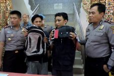Dua Pencuri Spesialis...