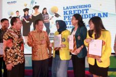 Luncurkan Kredit Pendidikan,...