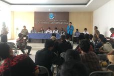 Ratusan Keluarga Korban...