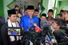 Kunjungi Pesantren,...