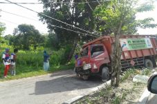 Truk Gas Elpiji Tabrak...