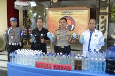 Polisi Gerebek Warung...