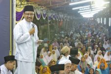 Bersama Ribuan Jamaah,...