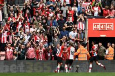 Tadic Getarkan Gawang...