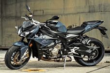 Dibikin Telanjang, BMW...