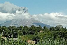 Gunung Sinabung Tunjukkan...