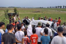 Kereta Hantam Mobil...