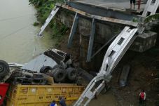 Jembatan Ambruk, Jalur...