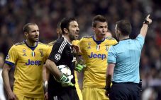 Wasit Michael Oliver...