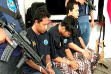 Naik KA Eksekutif, Pria...