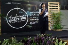 Gadis-Gadis Cantik Layani...