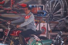 Pakai Jaket Jeans Belel,...
