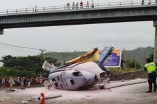 Helikopter Berisi 8...