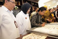 Menteri Rini Resmikan...