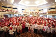 Hari Kartini, Ribuan...