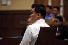 KPK Pertimbangkan Ajukan...