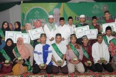 Hadir di Tengah Ribuan...
