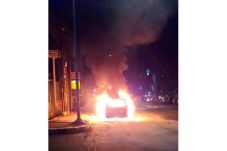 Mobil Terbakar di Dekat...