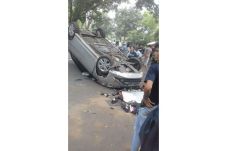 Mobil Tabrak Pedagang...