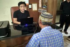 Dengan Iming-iming Permen,...