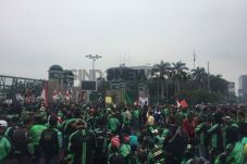 Ribuan Driver Ojek Online...
