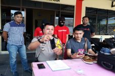 Demi Senangkan Berondong,...