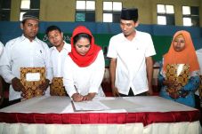 Puti Soekarno Tandatangani...
