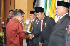 Irsyad Yusuf Dapat Penghargaan...
