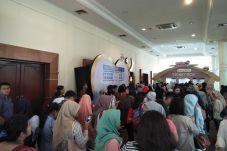 Ibu-ibu Muda Rela Antre...