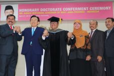 Aher Raih Gelar Doktor...