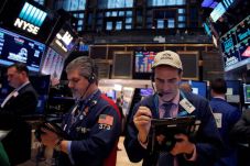 Dow Jones Melonjak Lebih...