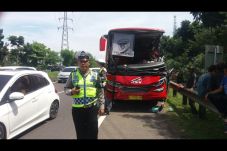 Bus Tabrak Tronton di...