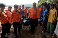 Dua Bocah Hanyut di...