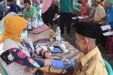 Ratusan Warga Lamongan...