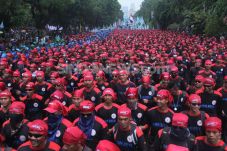 May Day, Pemerintah...