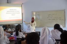 2.995 Apoteker Mengajar...